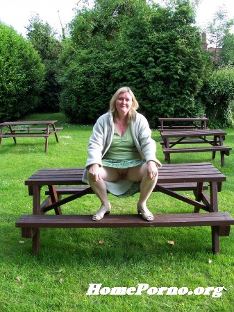 Пизда под юбкой зрелой женщины