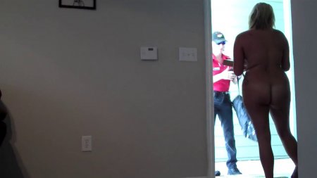 Сняла на скрытую камеру голая открыла дверь курьеру