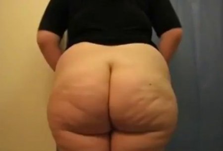 Зрелая Украинка показывает на видео свою большую жирную голую попку