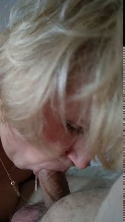 Муж снимает от первого лица как его зрелая русская жена делает ему минет