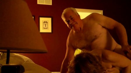 Пока жена трахается в позе наездницы с любовником ее муж пристраивается сзади и ебет ее в жопу