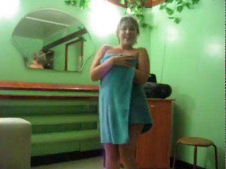 Мужик отдыхая с любовницей в сауне снимает как она эротично для него танцует в полотенце на голое тело