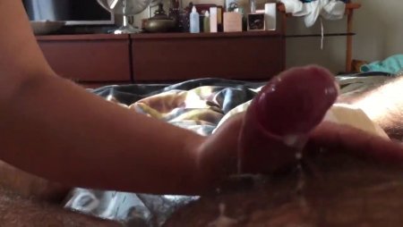 Муж снимает на телефон как его жена дрочит ему хуй и отсасывает его