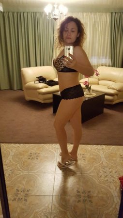 Жена позирует в красивом нижнем белье и без него