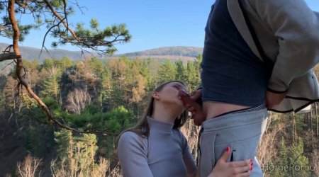 Муж снимая на видео от первого лица ебет красотку жену в лесу и кончает ей в рот