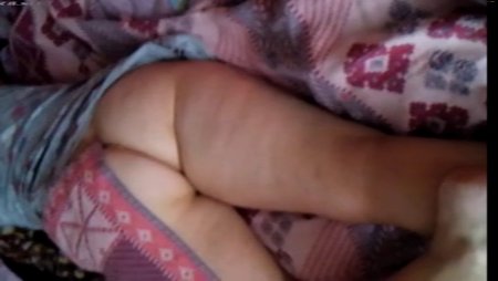 голая спящая женщина