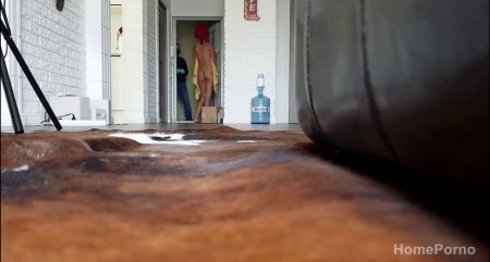 Привлекательная русская девушка открыла дверь курьеру полностью обнаженной