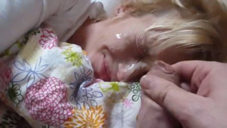 Кончил спящей жене на лицо