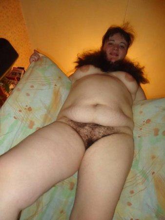 толстушка показывает волосатую пизду в русском порно