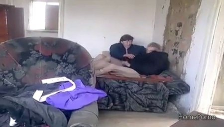 Русские парни сняли на телефон как местная шалава Оксана хочет ебаться и отсасывает член у местного алкаша на хате