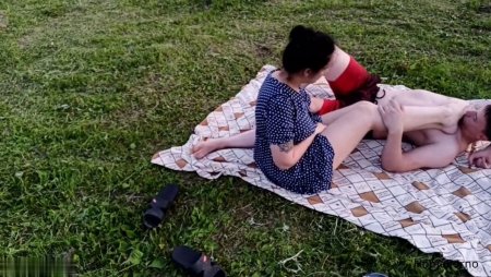 ебу свою куму на природе