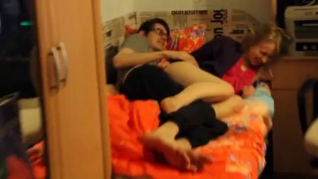 Парень снимает на телефон как друг ебет свою девушку в кровати