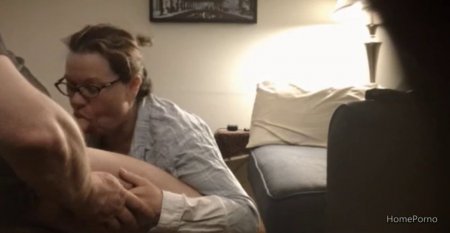 Зрелая жена медленно делает мужу минет не зная что ее снимает скрытая камера