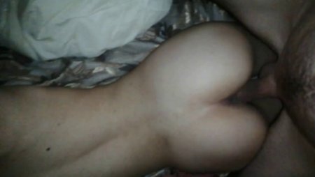 Симпатичная брюнетка трахнулась раком получив мощный оргазм