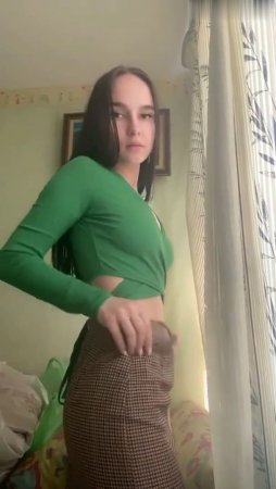 Молодая брюнетка разделась догола