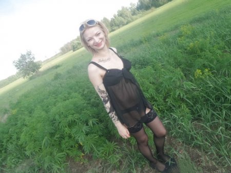 Милая девушка позирует на природе в прозрачном нижнем белье