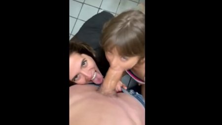 две дуры сосут хуй