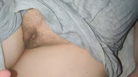 Парень разглядывает пизду спящей тещи домашнее видео