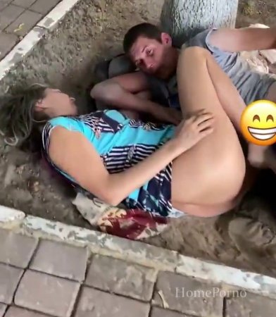 Пьяная пара занимается сексом в публичном месте