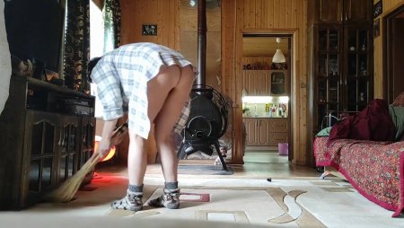Жена убирает в доме светя своей голой попкой