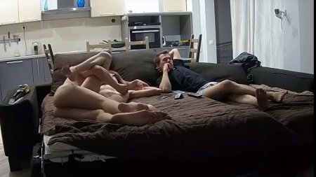 Пока муж смотрит телевизор и жрет его жена трахается с его другом