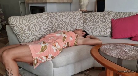 Спонтанный секс на диване с стройной красоткой женой с окончанием внутрь