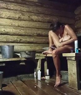 Зрелая русская женщина моется в бане