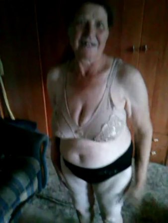 Заставил свою пожилую тещу снять белье и показать свои прелести