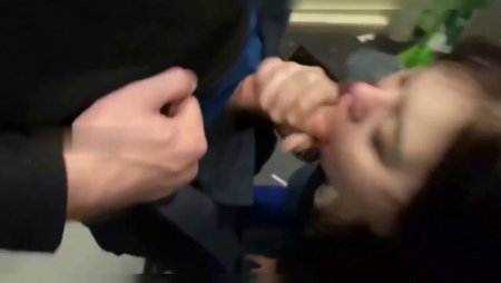 Молодые блогеры снимают интимный момент с минетом в русской компании