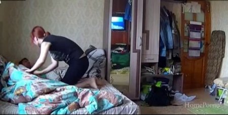 Возбужденная жена будит мужа для страстного секса – домашнее видео