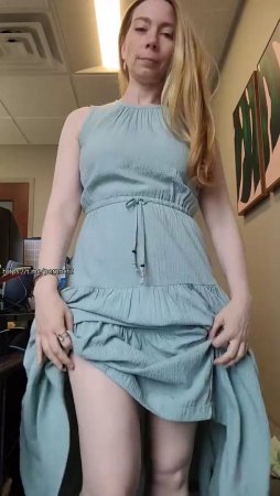 Зрелая блондинка в офисе показывает бритую киску под платьем