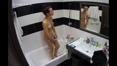 Обнажённая девушка моется, поёт и трогает киску