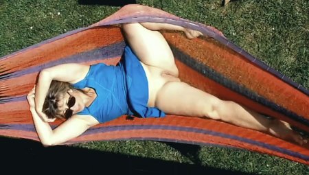 Мужчина смотрит, как зрелая жена в гамаке светит своей голой киской