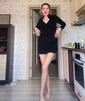 Зрелая блондинка на вебкамеру приподнимает платье без трусиков