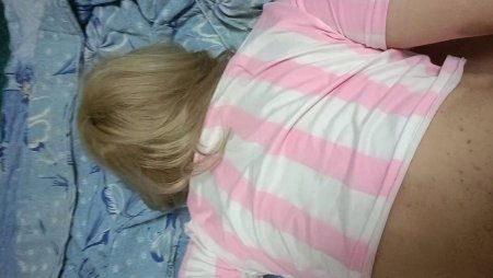 Блондинка стонет от большого члена в своей попке