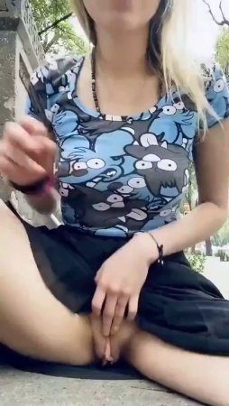 Девушка засвечивает киску и грудь на публике