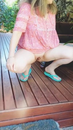 Жена присев снимает крупным планом бритую киску на крыльце