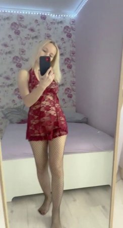 Эротичное селфи блондинки в прозрачной ночнушке и чулках