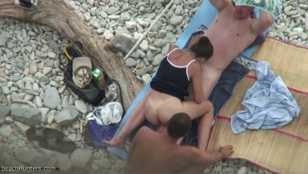 Жена сосёт хуй и трахается с чужим мужчиной на пляже при муже