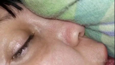 Мужик ебет пьяную спящую куму во время месячных