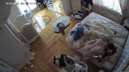 Скрытая камера в спальне снимает, как муж будит жену и трахает ее кончая в нее