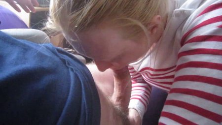 Рыжая женщина наслаждается минетом и принимает сперму в рот