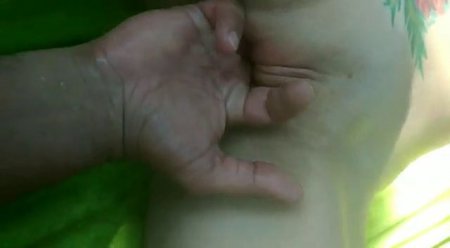 Фистинг и кунилингус киски жены на пляже с громкими стонами на публике