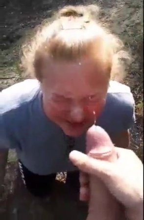 Мощный камшот на лицо зрелой женщины после минета на природе