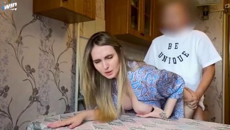 Мама соблазнила друга сына трахнулась с ним на кухне позволив парню кончить в нее инцест видео