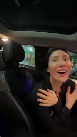 Розыгрыш в авто девушка расстегнула кофту подруге и засветила ее красивую голую грудь