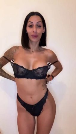 Латинка стриптиз в белье и демонстрация красивой фигуры на видео