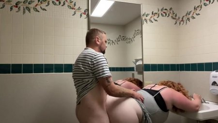 Муж снимает на телефон как он трахает жену толстушку раком в ванной с окончанием внутрь