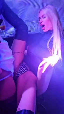 Замужняя шлюха дала вылизать и трахнуть себя прямо у бара в клубе